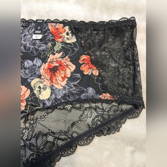 TORRID, NWT, Microfiber Mid Rise Hipster, Lace, XO Black Panty, Size 4X, Skulls - Picture 5 of 13